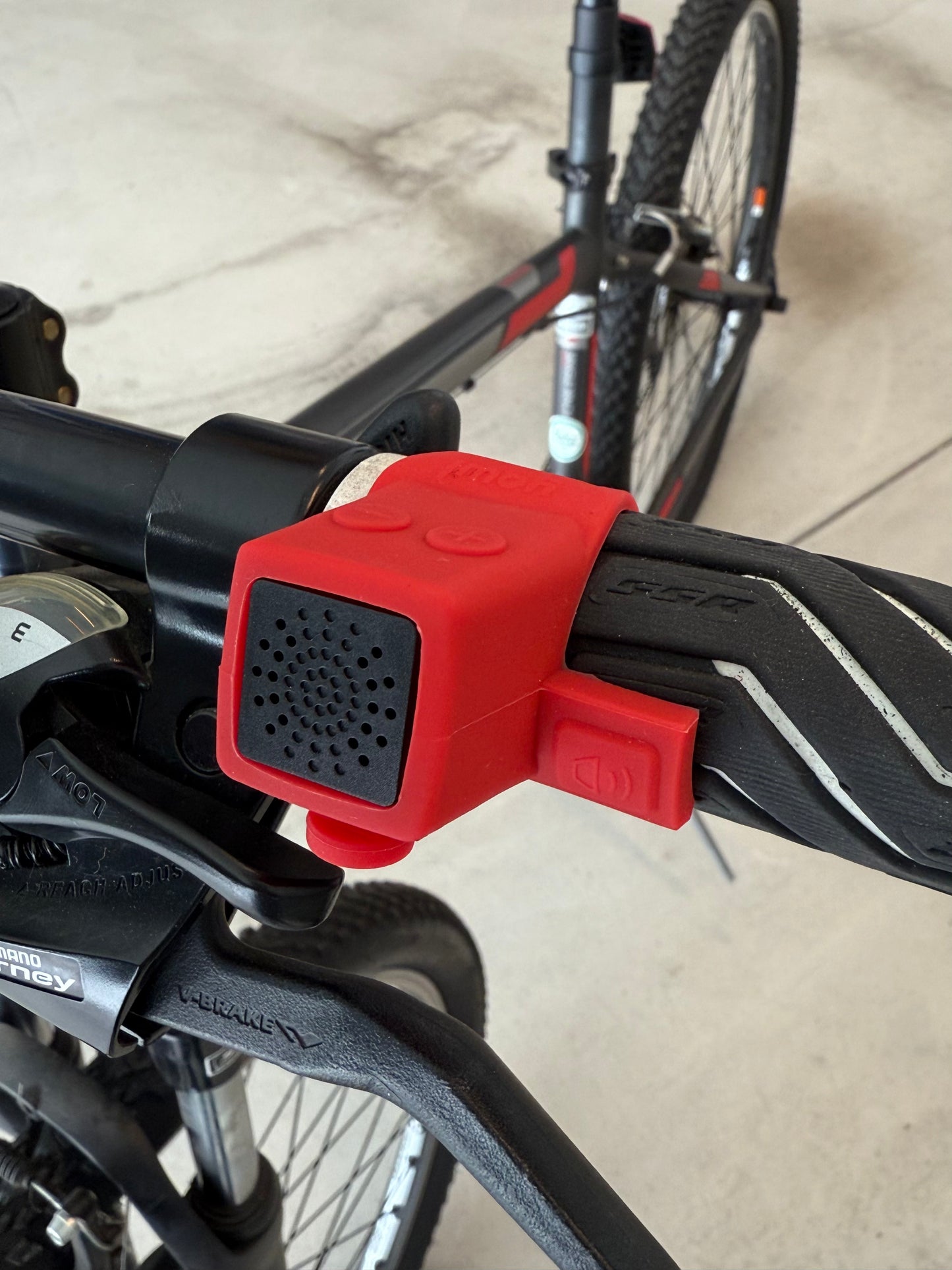 Yowl Rechargeable Bike Horn with Squeeze Trigger for Instant Alerts (Right Handlebar | Black)